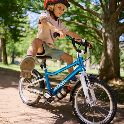 Woom Go 4 kinderfiets sfeerbeeld - Tiny Library