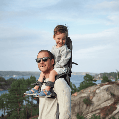 On an adventure with your little one in the Minimeis shoulder carrier