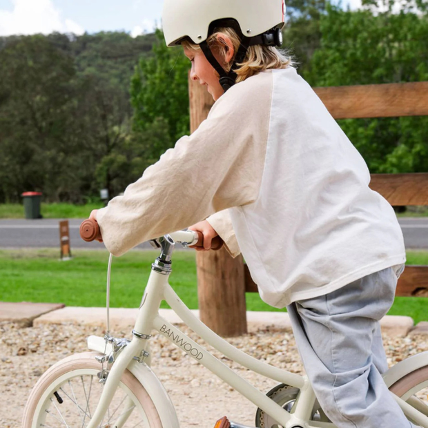 Banwood Classic Kinderfiets Cream Tiny Library Sfeerfoto