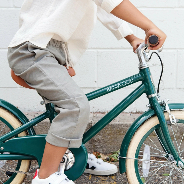 Banwood Classic Kinderfiets Green Tiny Library Sfeerfoto