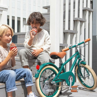 Banwood Classic Kinderfiets Green Tiny Library Sfeerfoto