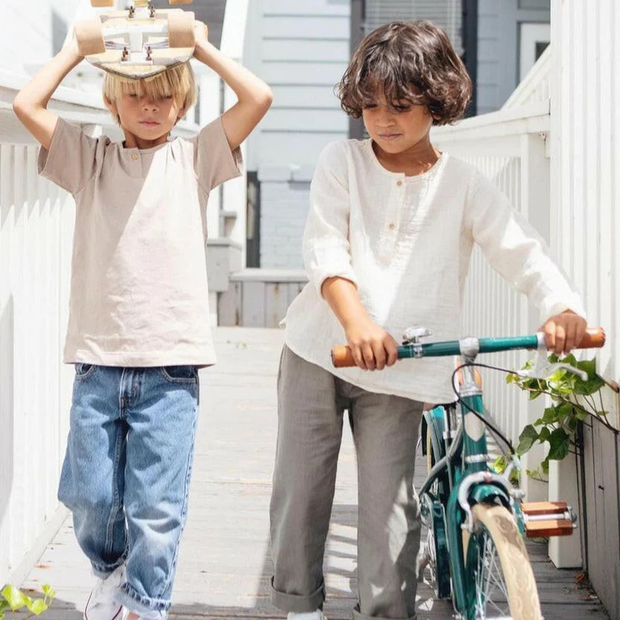 Banwood Classic Kinderfiets Green Tiny Library Sfeerfoto