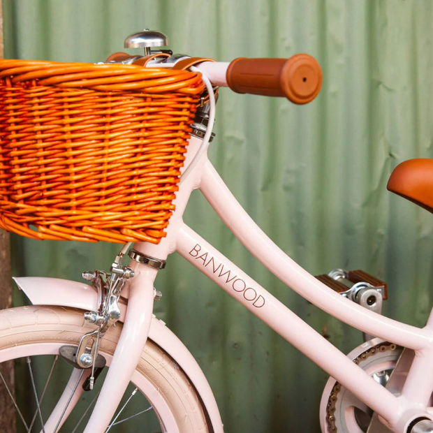 Banwood Classic Kinderfiets Pink Tiny Library Sfeerfoto