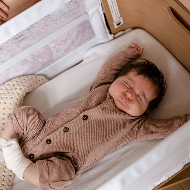 Bednest Co-sleeper Sfeerbeeld Tiny Library