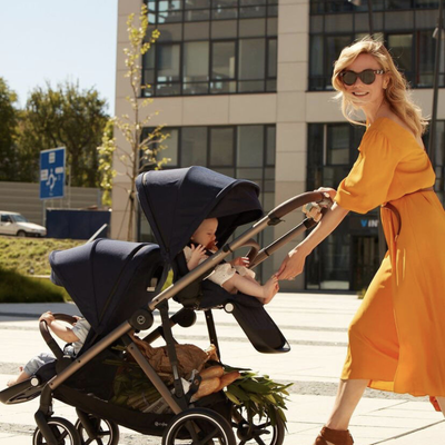 cybex gazelle s duo kinderwagen ocean blue. sfeer foto - tiny library.