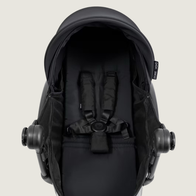 Stokke YOYO⁵ Newborn pack in zwart, schuin vooraanzicht met zonnekap