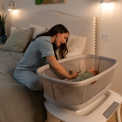 Pasgeboren baby slaapt in de UPPAbaby Soma Smart Wieg
