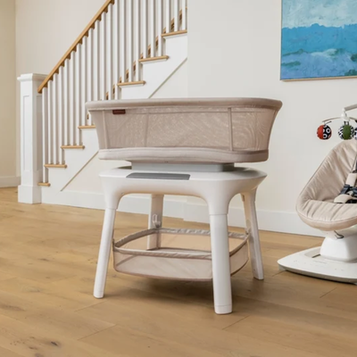 UPPAbaby Soma Smart Wieg naast het bed in een rustige slaapkamer