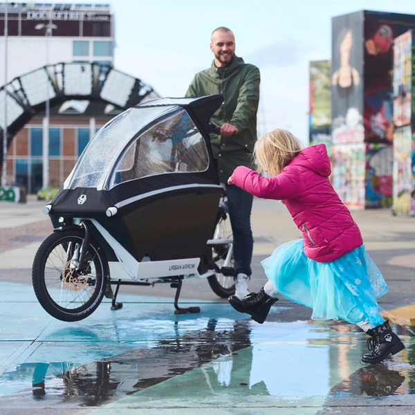 Blijf droog onderweg! Huur een Urban Arrow bakfiets en krijg een gratis regenhoes