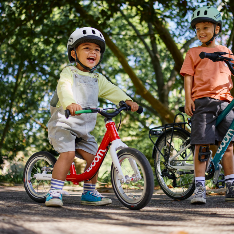 Woom Go 1 loopfiets - sfeerbeeld - Metallic Turqouise