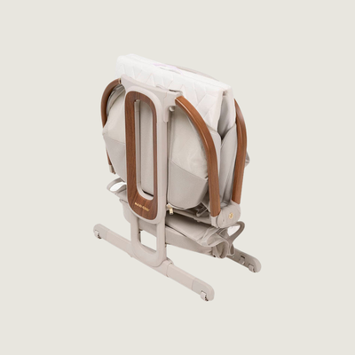 Maxi-Cosi Iora Pro co-sleeper zijaanzicht op witte achtergrond
