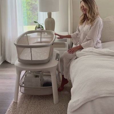 UPPAbaby Soma Smart Wieg naast het bed in een rustige slaapkamer