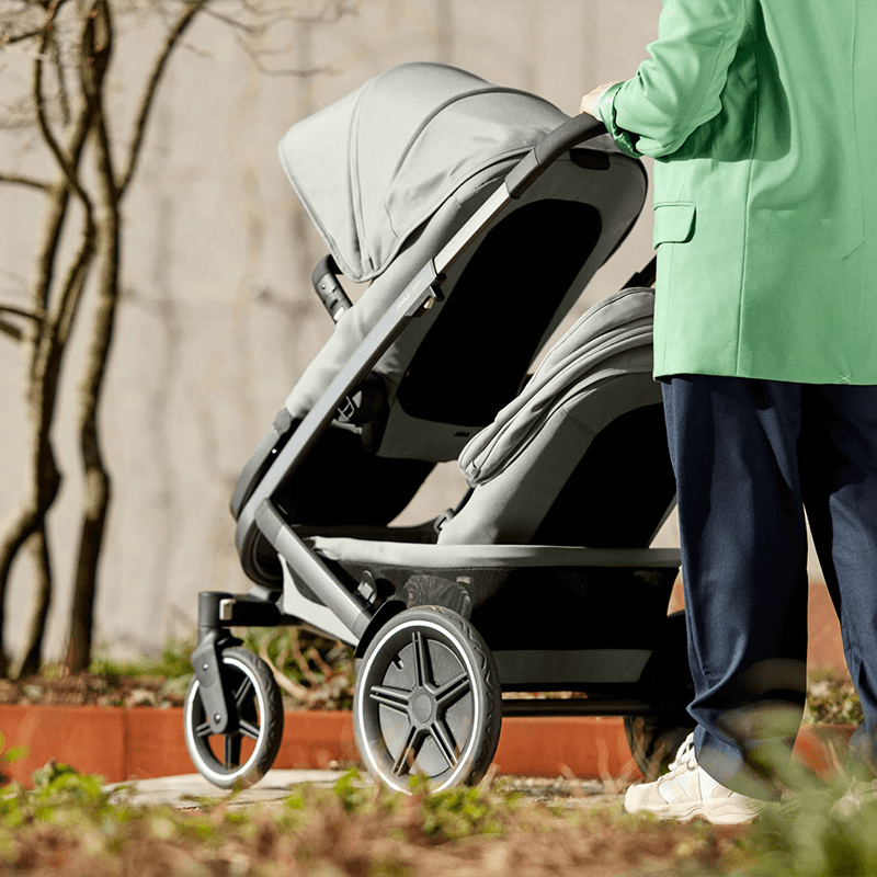 Joolz kinderwagen Geo3 twin zitje sage green sfeerbeeld2 Tiny Library